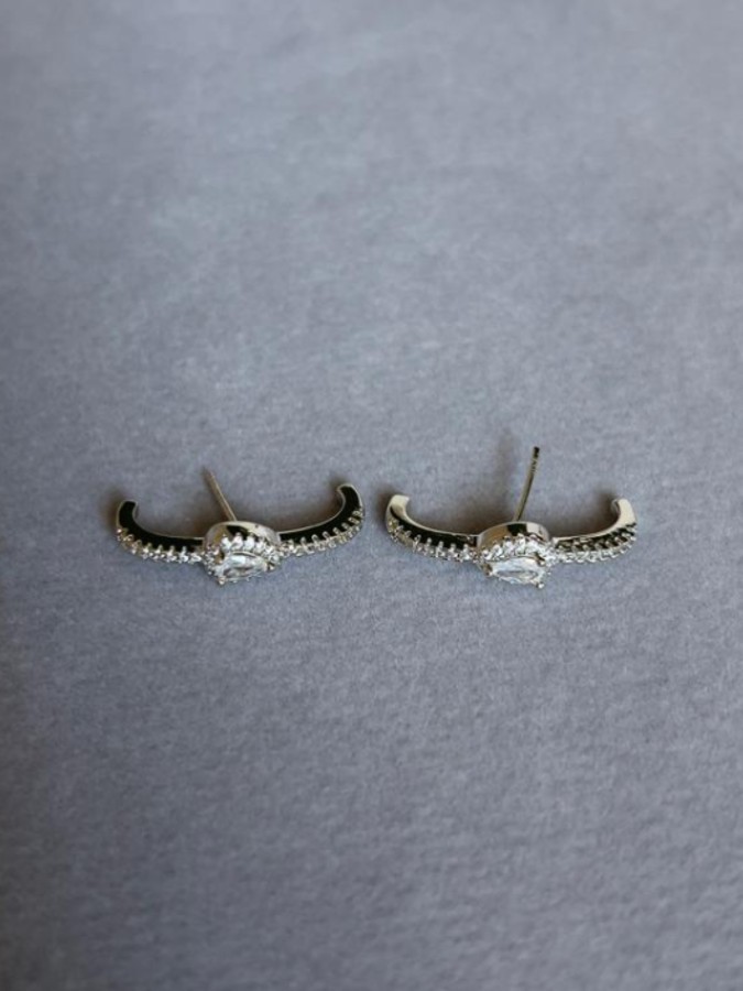 Brinco Ear Hook Gota Cravejado Branco