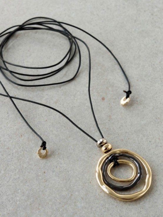 Colar Cordão Longo com Medalhão