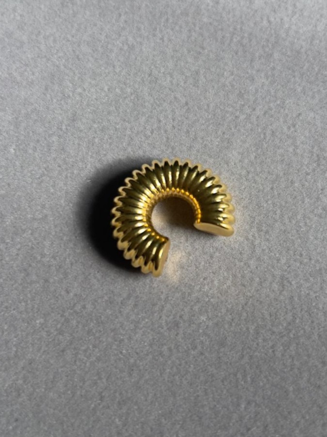 Piercing Fake Tubo Dourado Detalhado